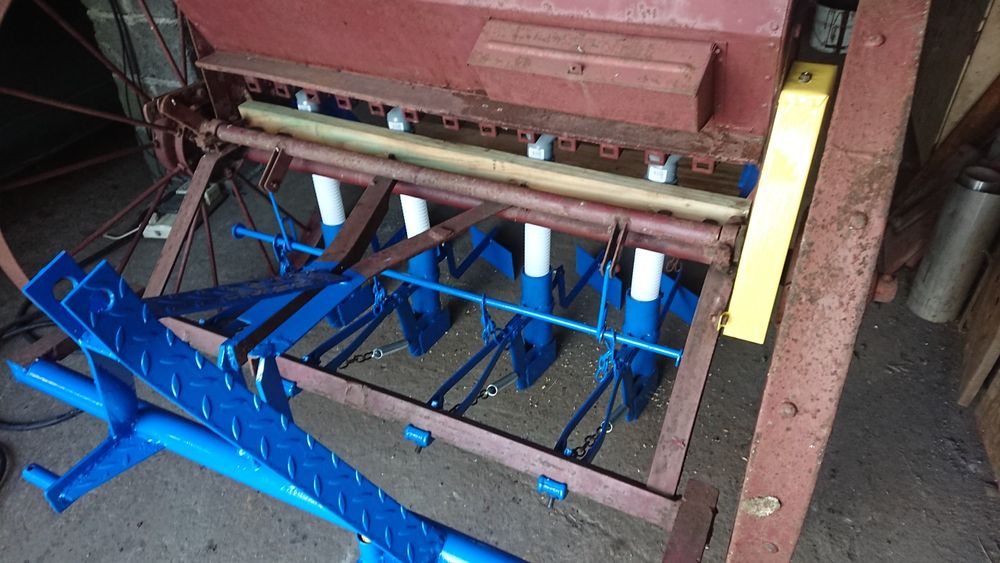 Siewnik sadzarka do cebuli dymki 4 rzędowa