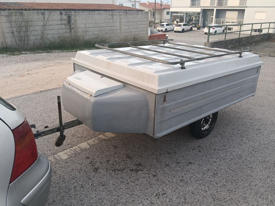Reboque com tampa em bom estado