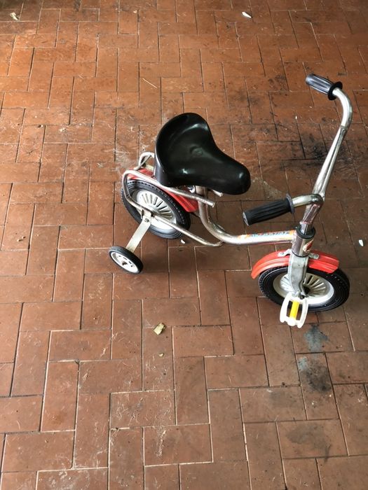 Triciclo antigo em bom estado