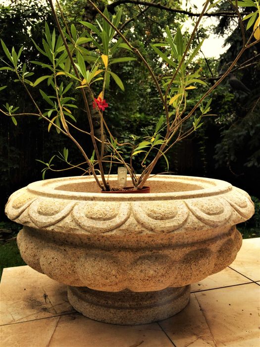 Donica granitowa 80cm waga 250kg, kolor G682 Yellow Rock płomieniowana