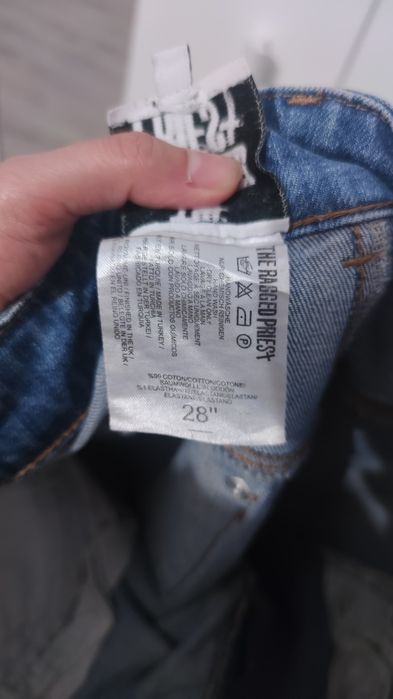 Jeansy z tęczami 

Klasyczne niebieskie jeansy z aplikacjami tęczy n