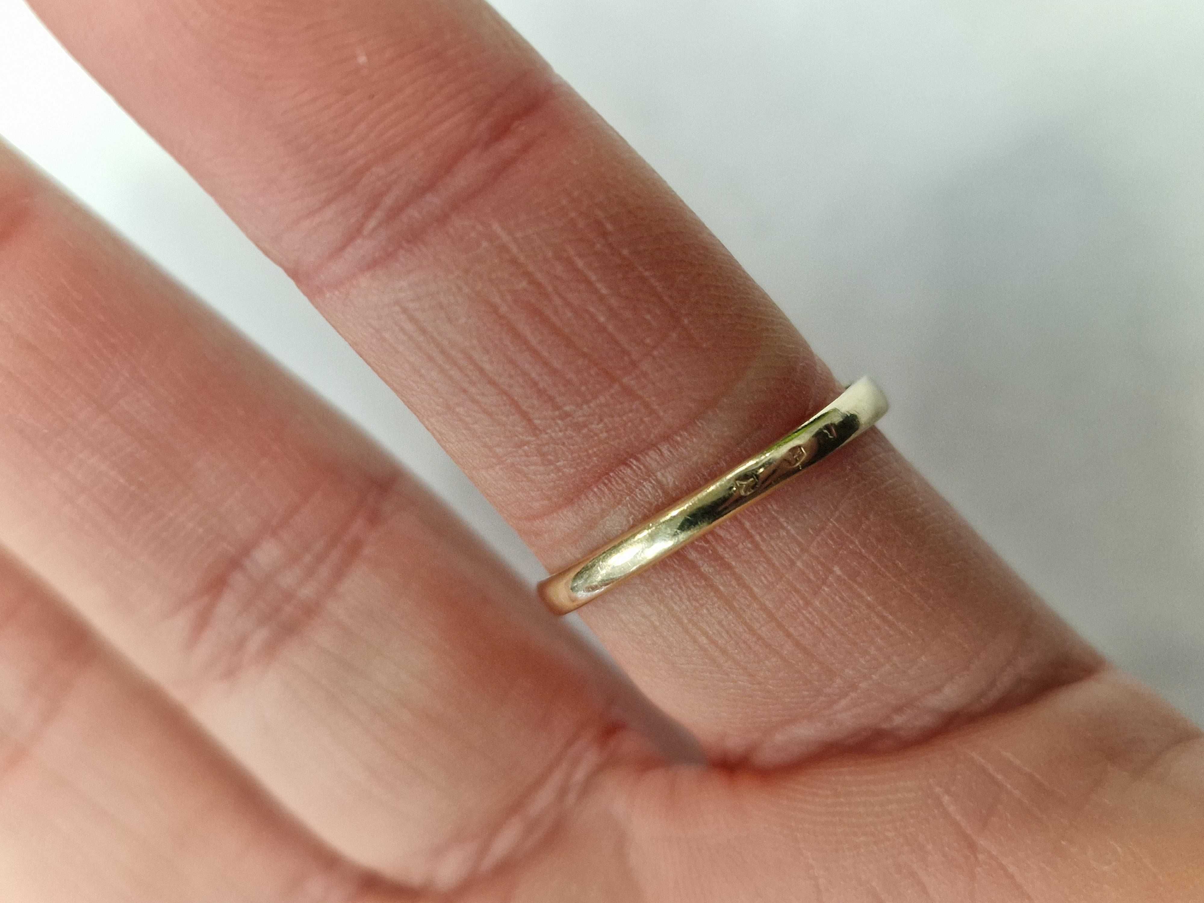 Złoty pierścionek damski/ 585/ 1.63 gram/ R18/ DIA 0.05 CT/ YES