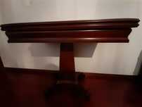 Mesa de jogo em mogno africano