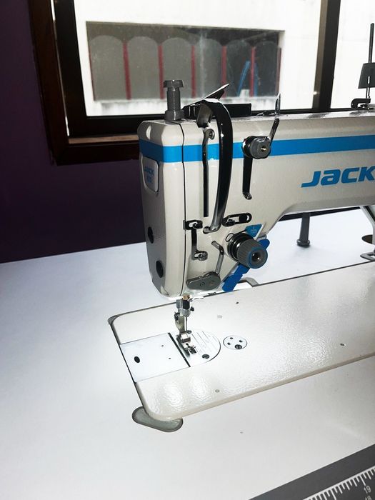 Máquina de Costura JACK A5E-AMH com mesa e motor - Perfeito Estado