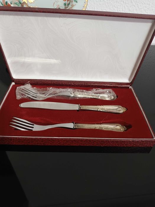 Estojos com peças em prata