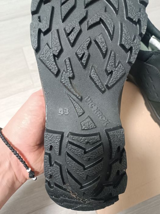 Кросівки поліція