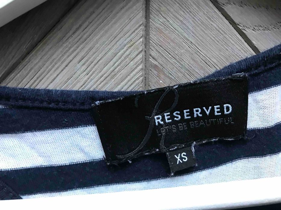 długa letnia sukienka w pasy marki Reserved w rozmiarze XS