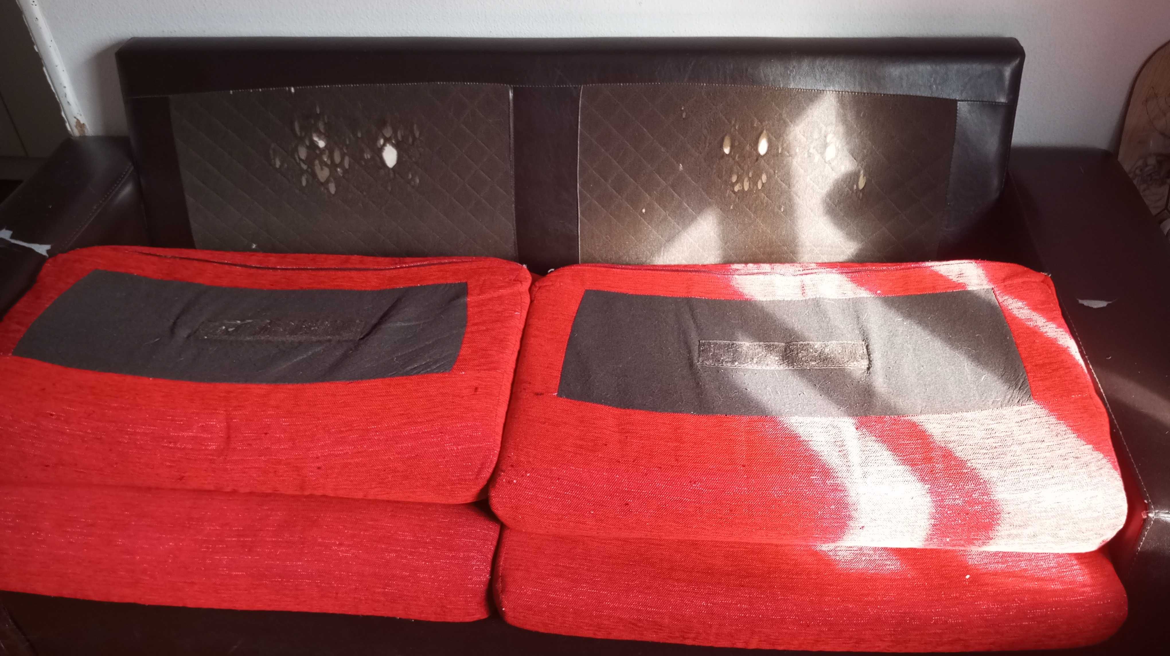 Sofá preto e vermelho