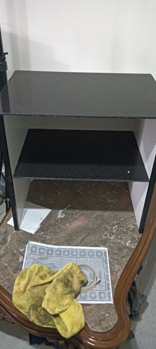 Mesinha de cabeceira ou armário/ estrutura de arrumação