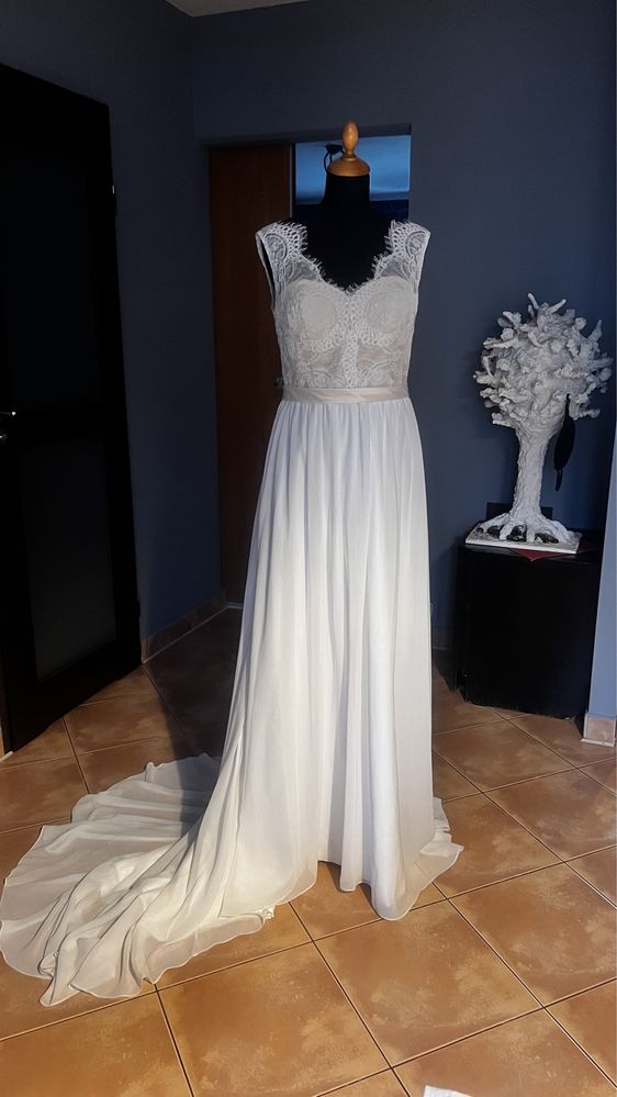 Nowa suknia ślubna ecru -muślinowa , z małym trenem