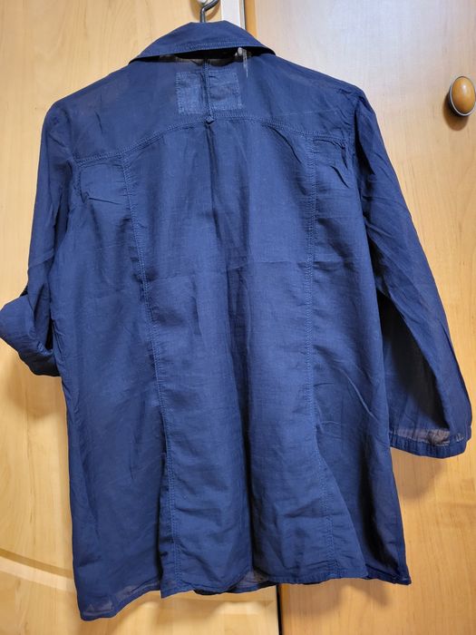 Cieniutka granatowa koszula zapinana