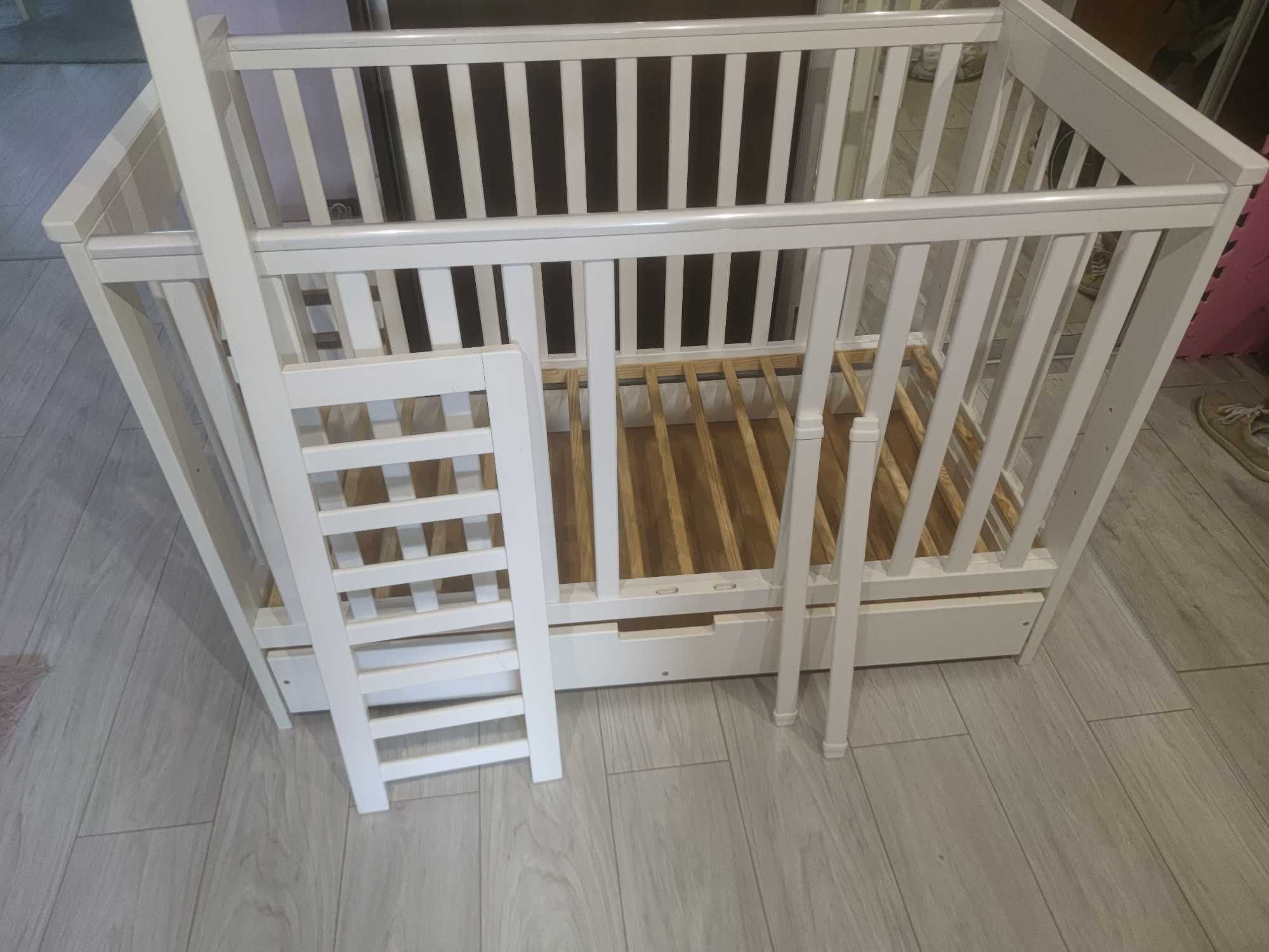 Klupś Iwo Łóżeczko białe z barierką i szufladą 127x67 + materac antyal