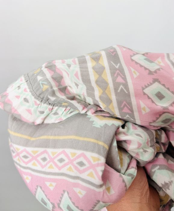 Pastelowa sukienka bez rękawów z etnicznym wzorem i kołnierzykiem L 40