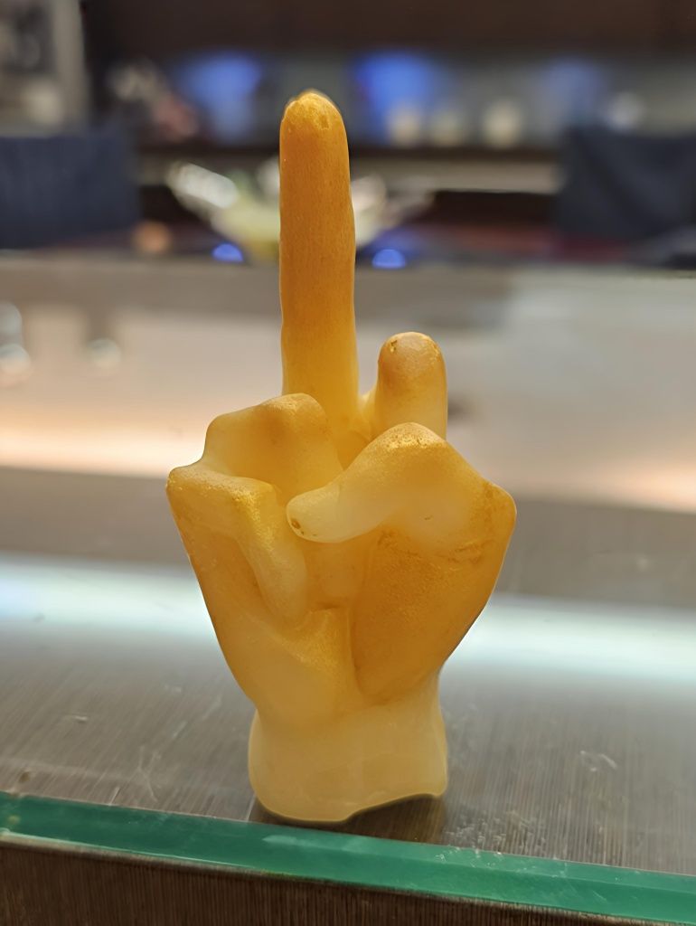 Fu.. Vela em formato de dedo do Meio