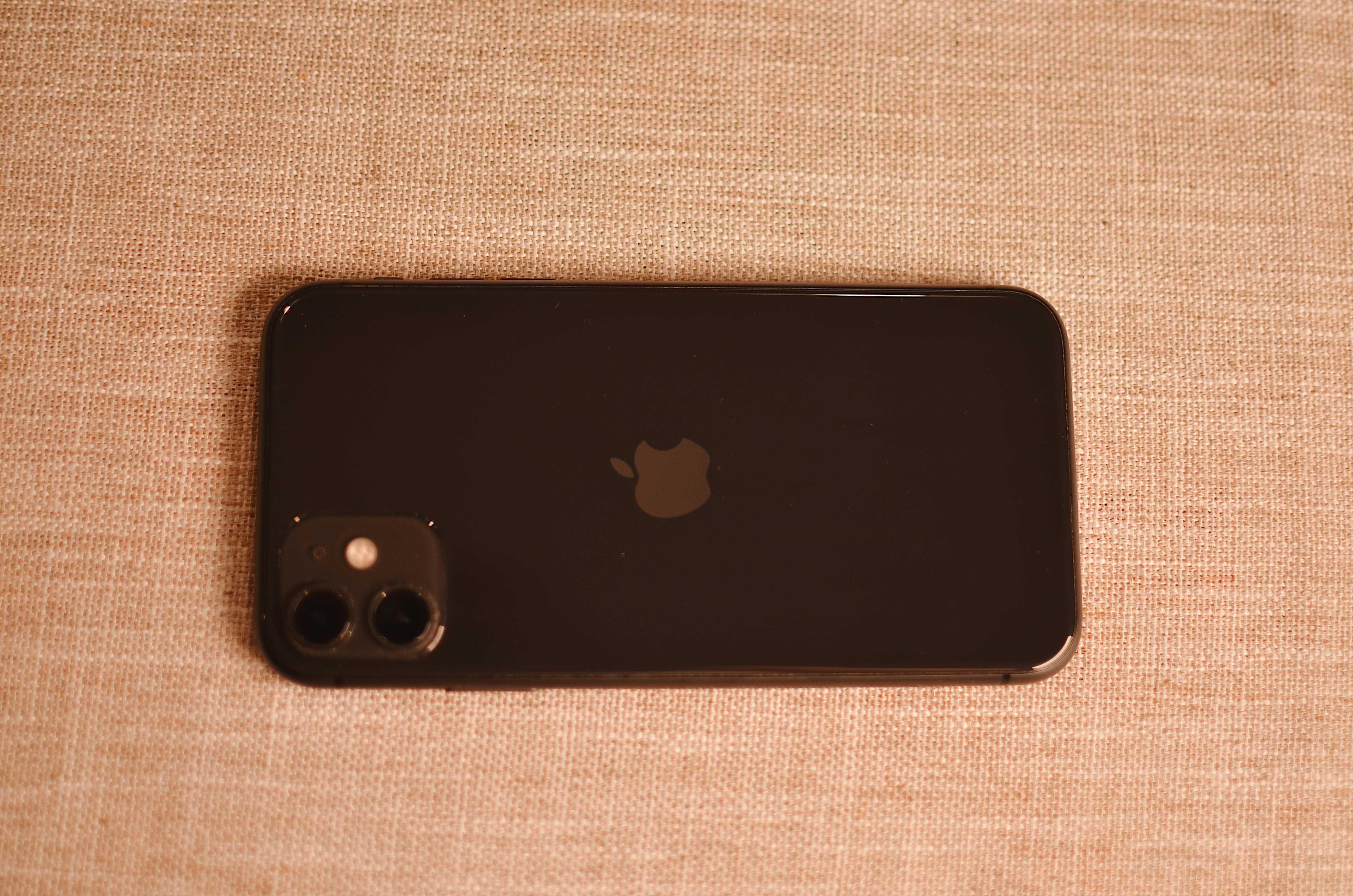 iPhone 11 64 ГБ в чорному кольорі