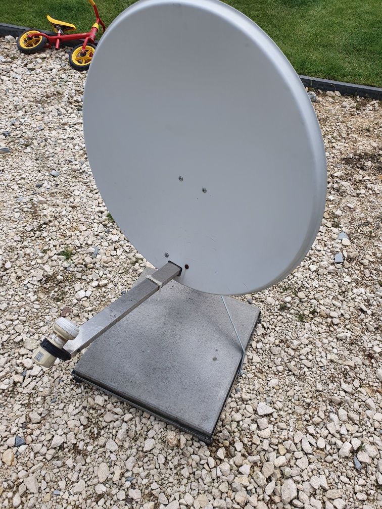 Antena  satelitarna  z postawa