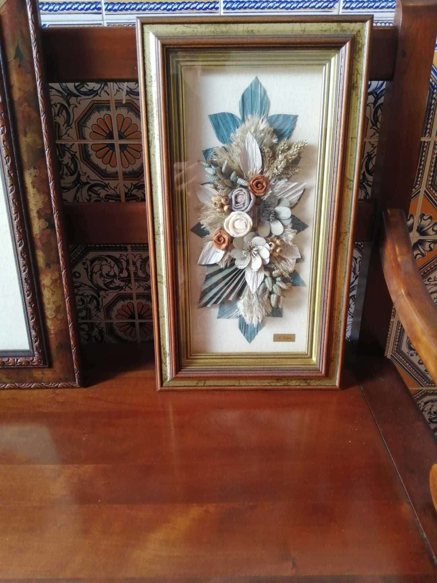 Quadros com flores secas com ótimas molduras e vidro