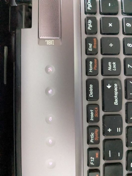 Lenovo IdeaPad Y570_Стильний дизайн_Алюмінієва поверхня клавіатури