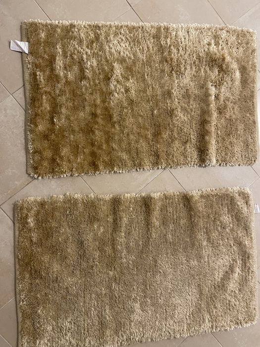 2tapetes em dourado de quarto