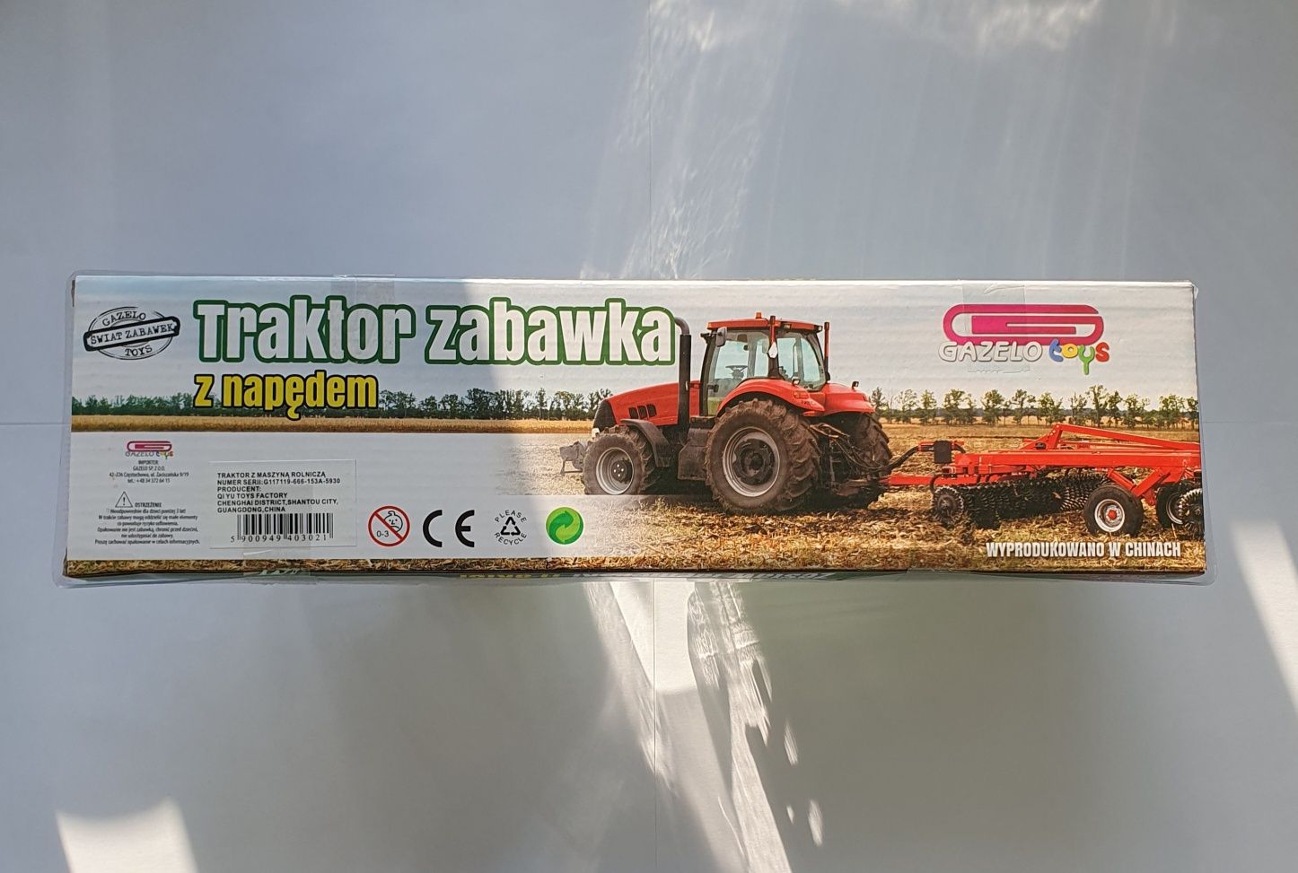 Zabawka traktor z naczepą i zwierzętami