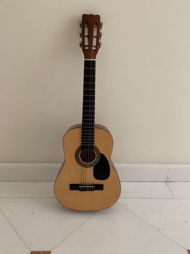 Pequena Guitarra acústica