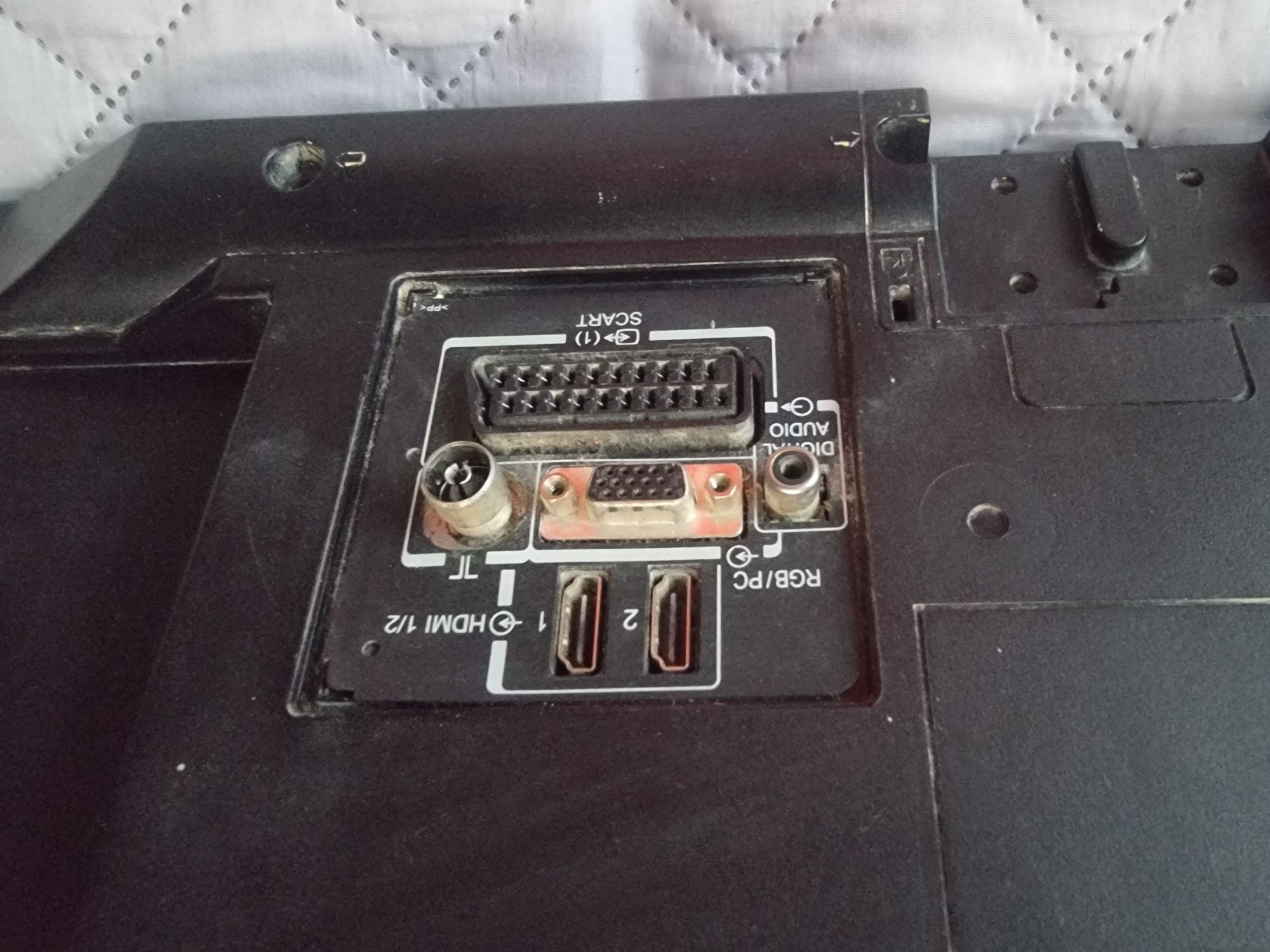 Mały telewizor  LED Toshiba 22 całe