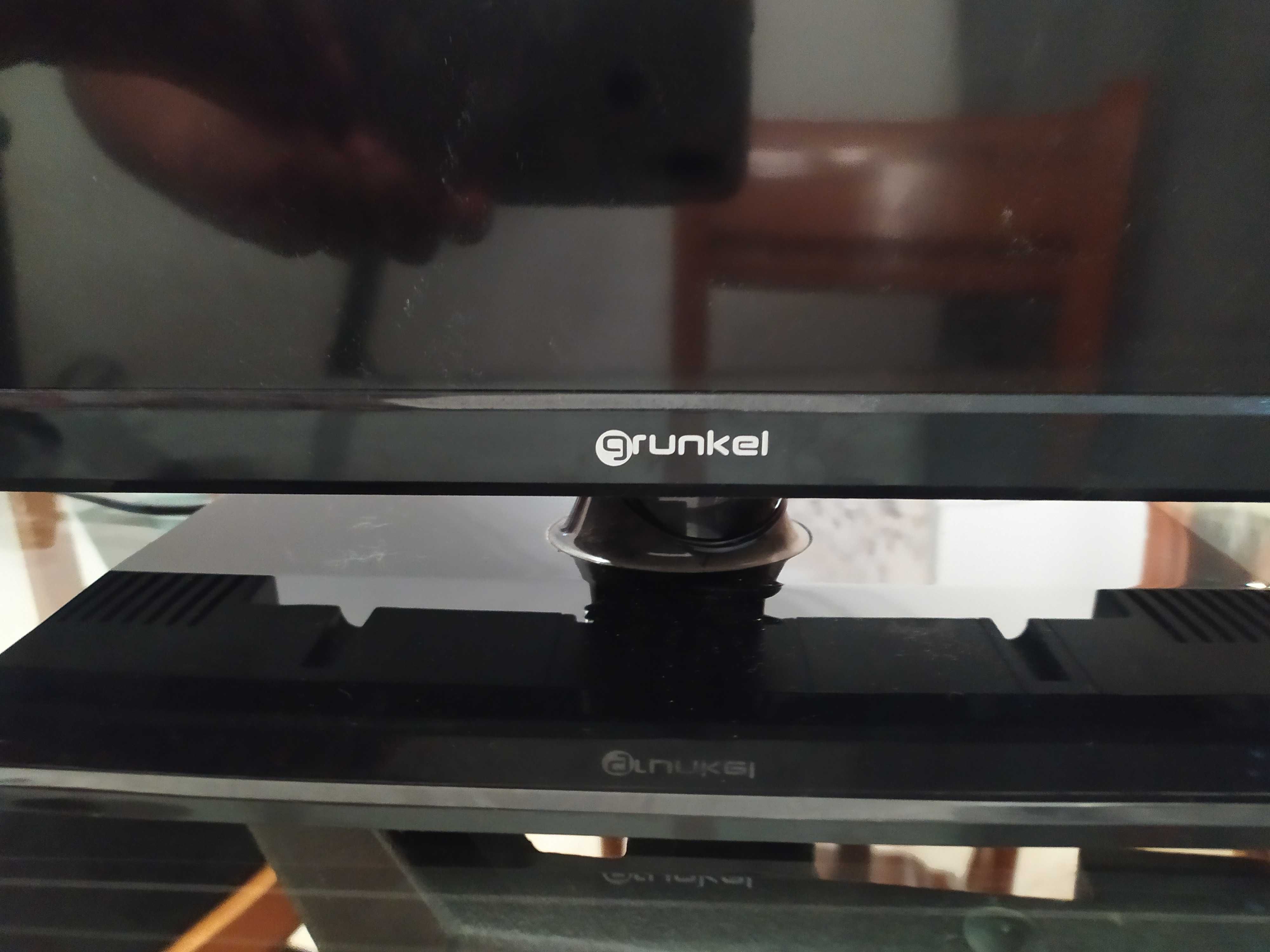 TV LED marca Grunkel 24' com 2 anos