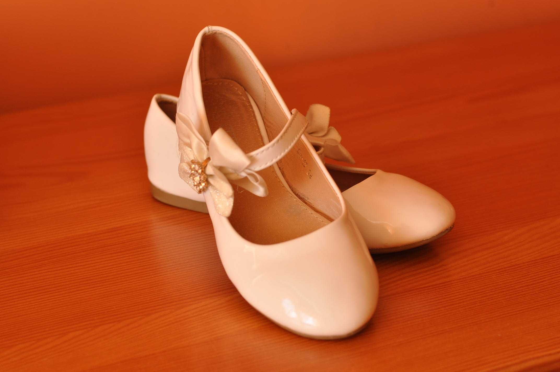 Buty do komunii dla dziewczynki 34, larierowane, skórzana wkładka