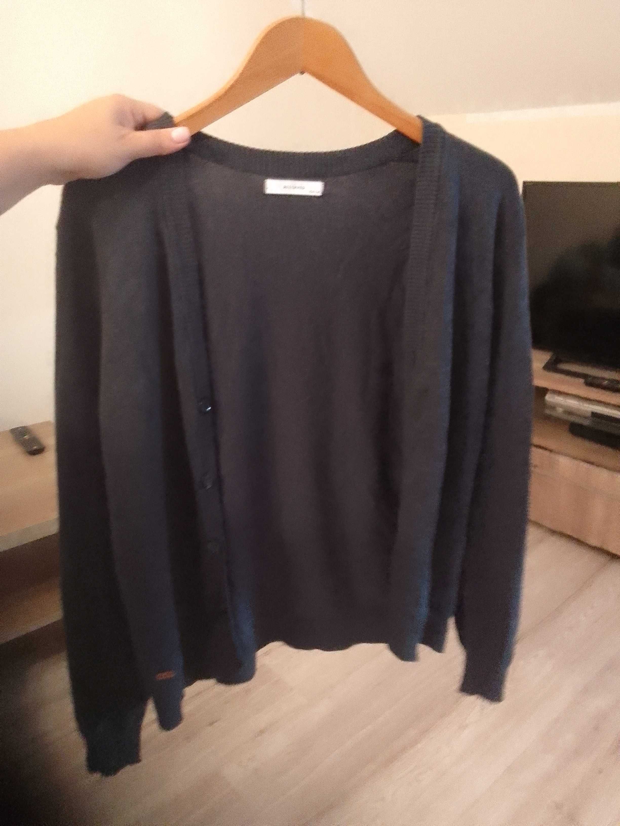 Granatowy sweter chlopak