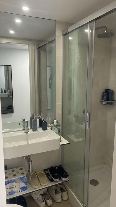 Quarto disponível em residência moderna — ideal para estudantes