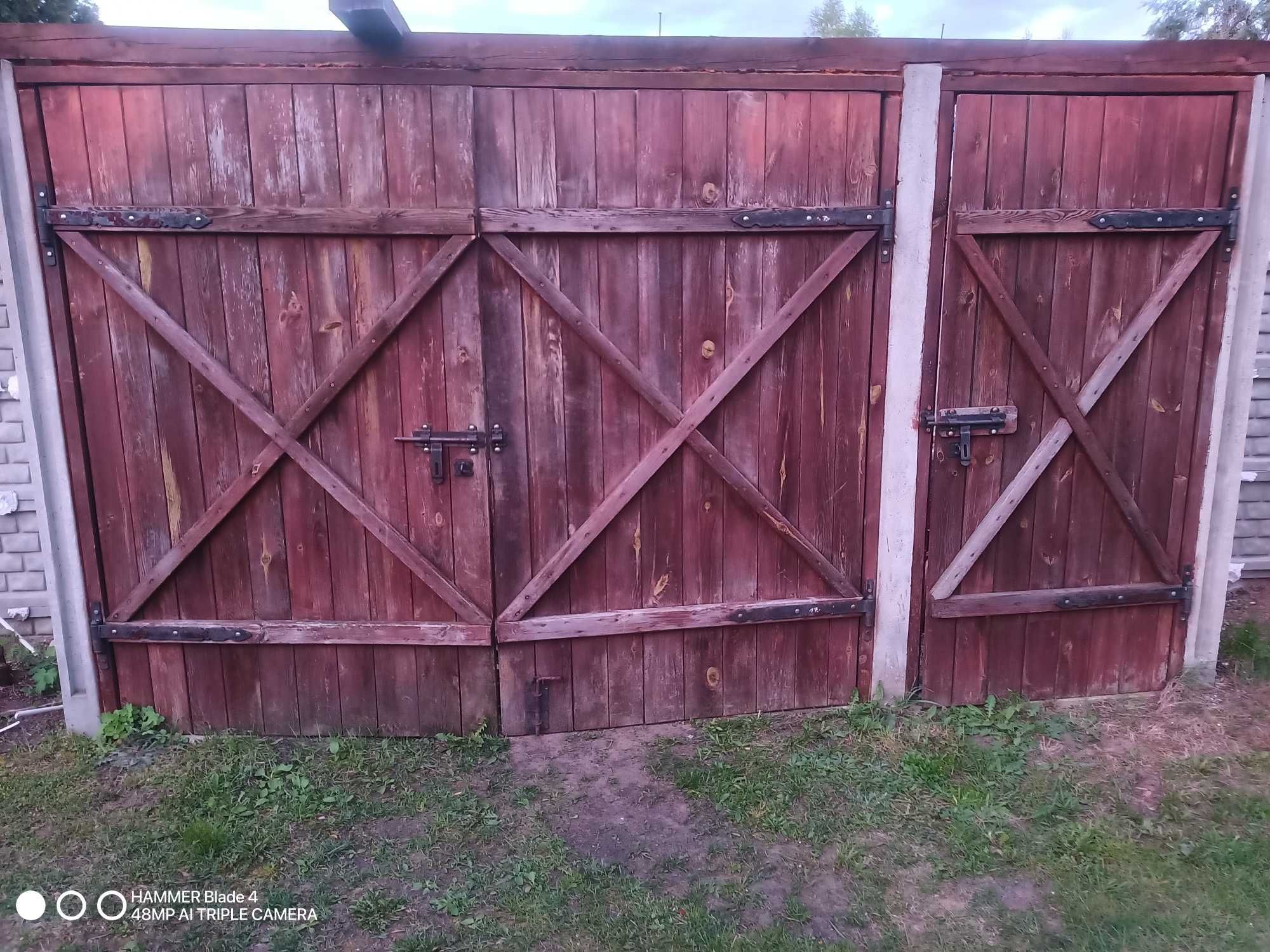 Drzwi garażowe drewniane z futrynami i wejściem bocznym.