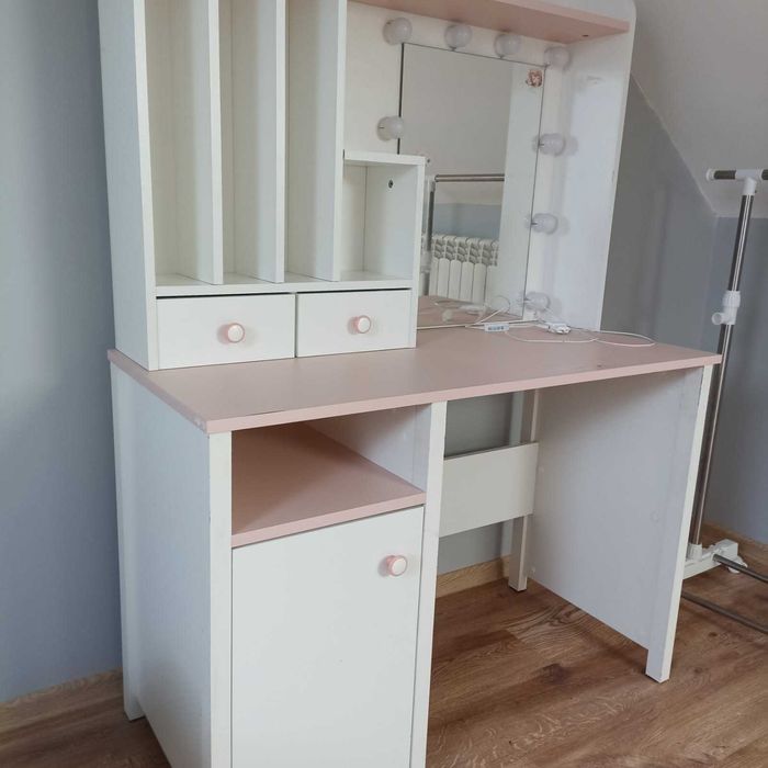 Sprzedam komodę toaletkę i szafkę nocną krzesło obrotowe