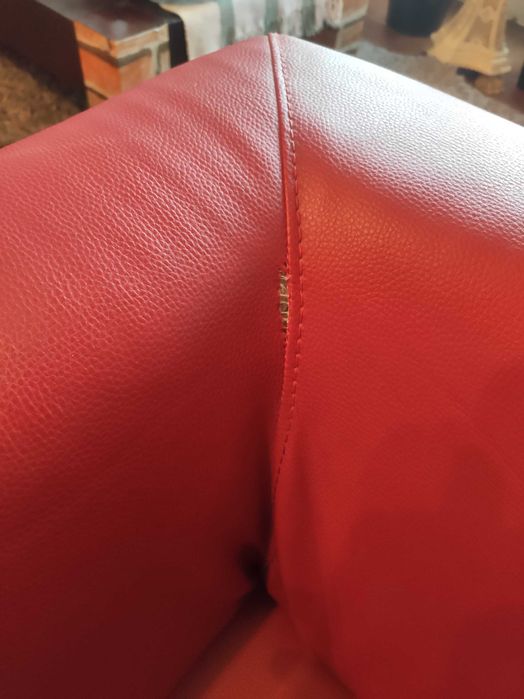 Sofá usado com pequeno defeito