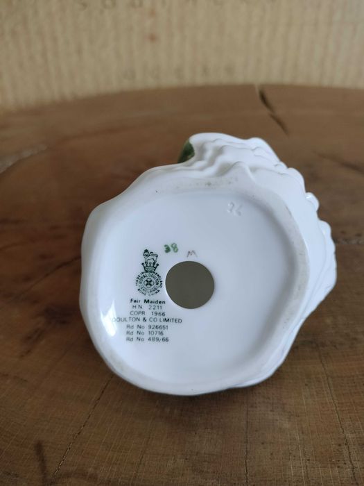 stara porcelanowa figurka Royal Doulton Fair Maiden