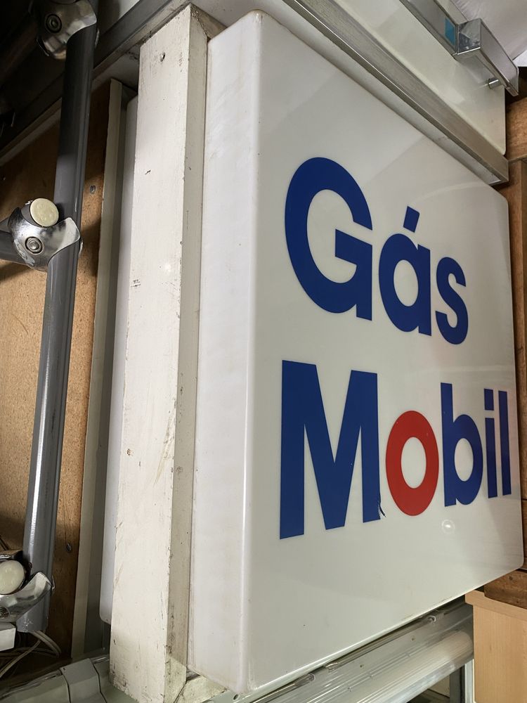 Reclame luminoso do gás mobil antigo