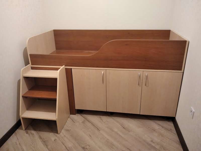 Дитяче ліжко з шафою і столом стан нового