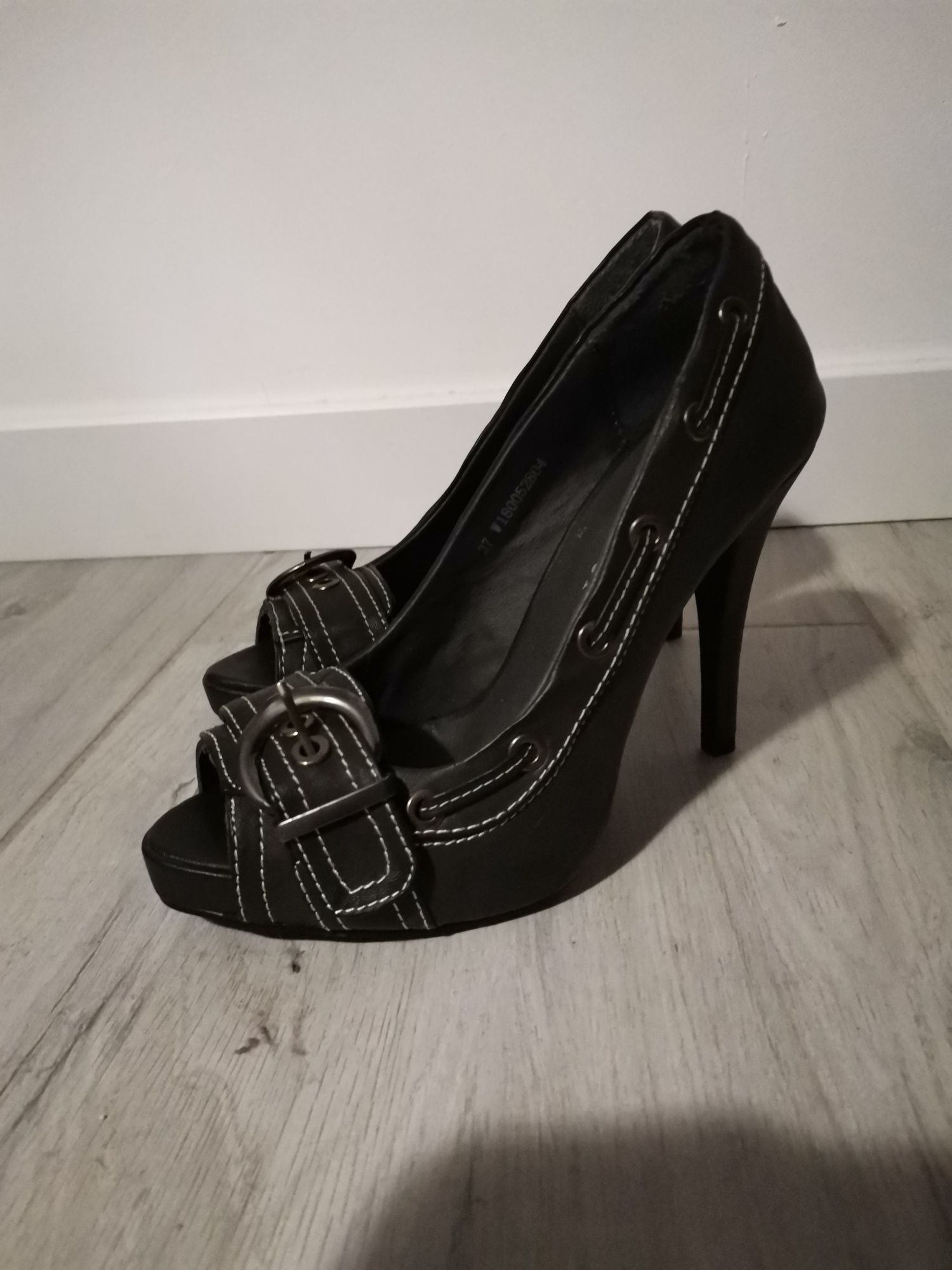 Nowe buty damskie, szpilki czarne