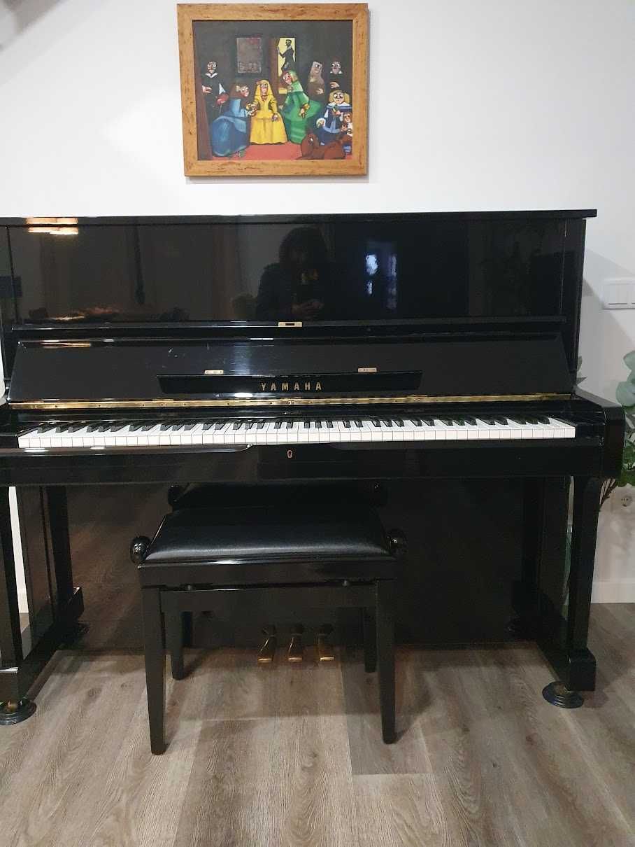 Piano Yamaha U1 e respetivo banco