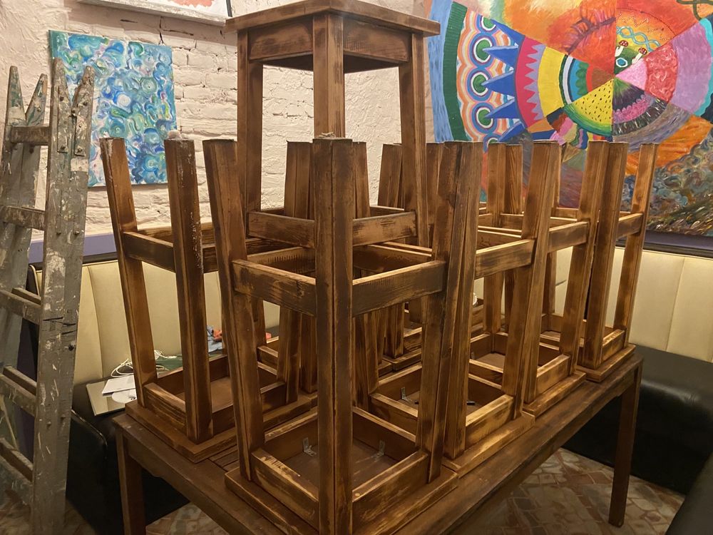Drewniane stołki barowe
