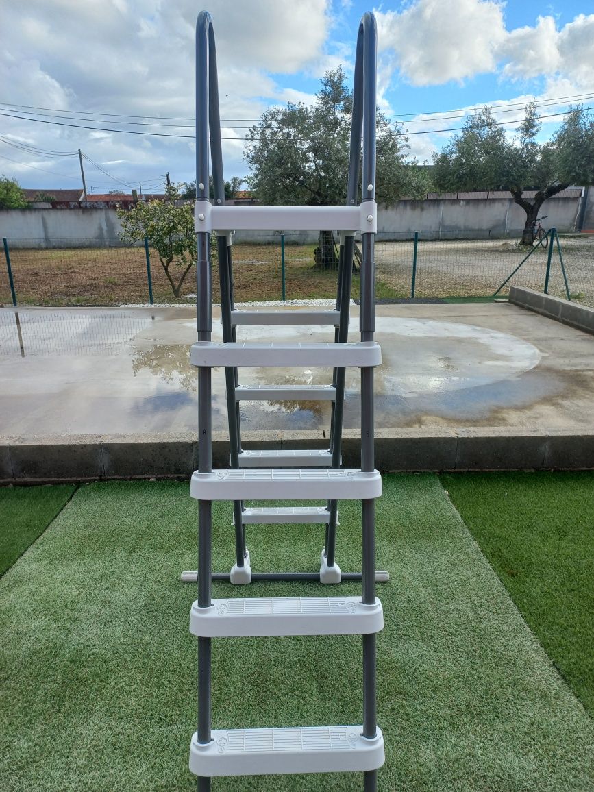 Escada de piscina nova