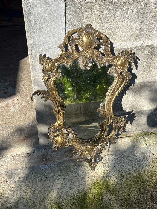 Espelho Antigo com Moldura de Metal Trabalhado — Estilo Barroco