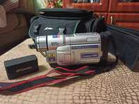 Видеокамера с сумкой. В комплекте зарядное устройство и 2 кассеты