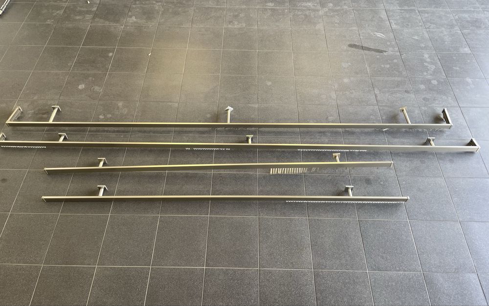 Karnisze srebrne metalowe mat