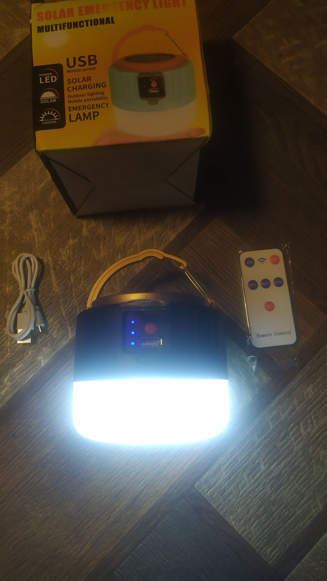 Кемпінгова лампа з сонячною батареєю, акумулятором і пультом
