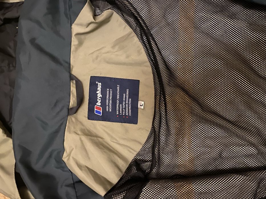 ветровка berghaus driaqua technology темно знленого кольору