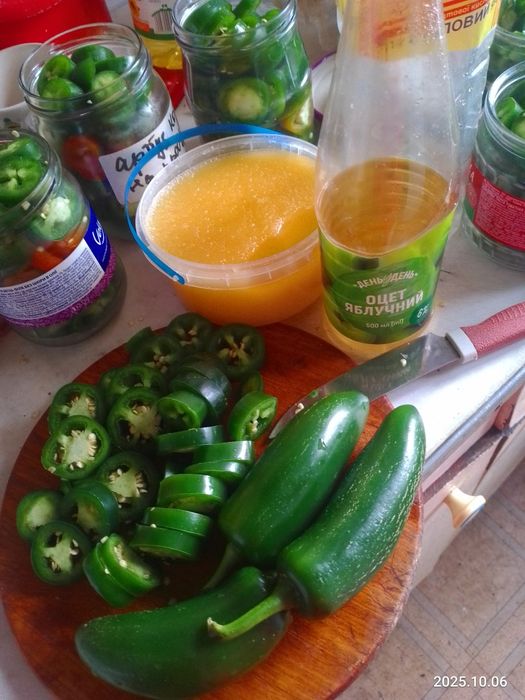 Гостренький перчик халапеньо з медом