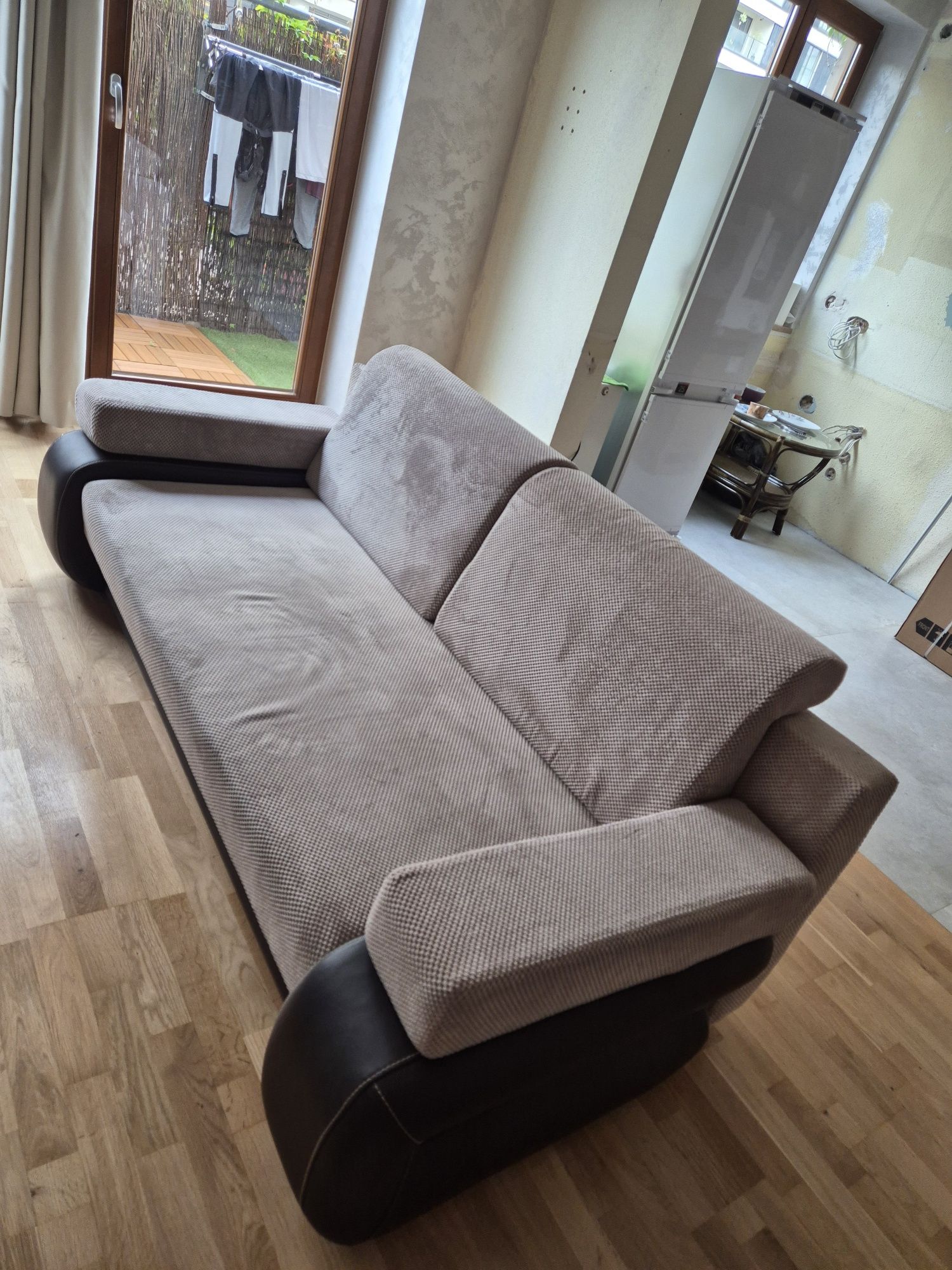 Sofa 105 x 210 cm z funkcją spania (145 x 195 cm) i przechowywania