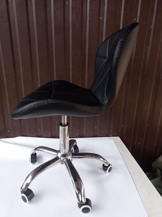 Стул на колесах для мастеров