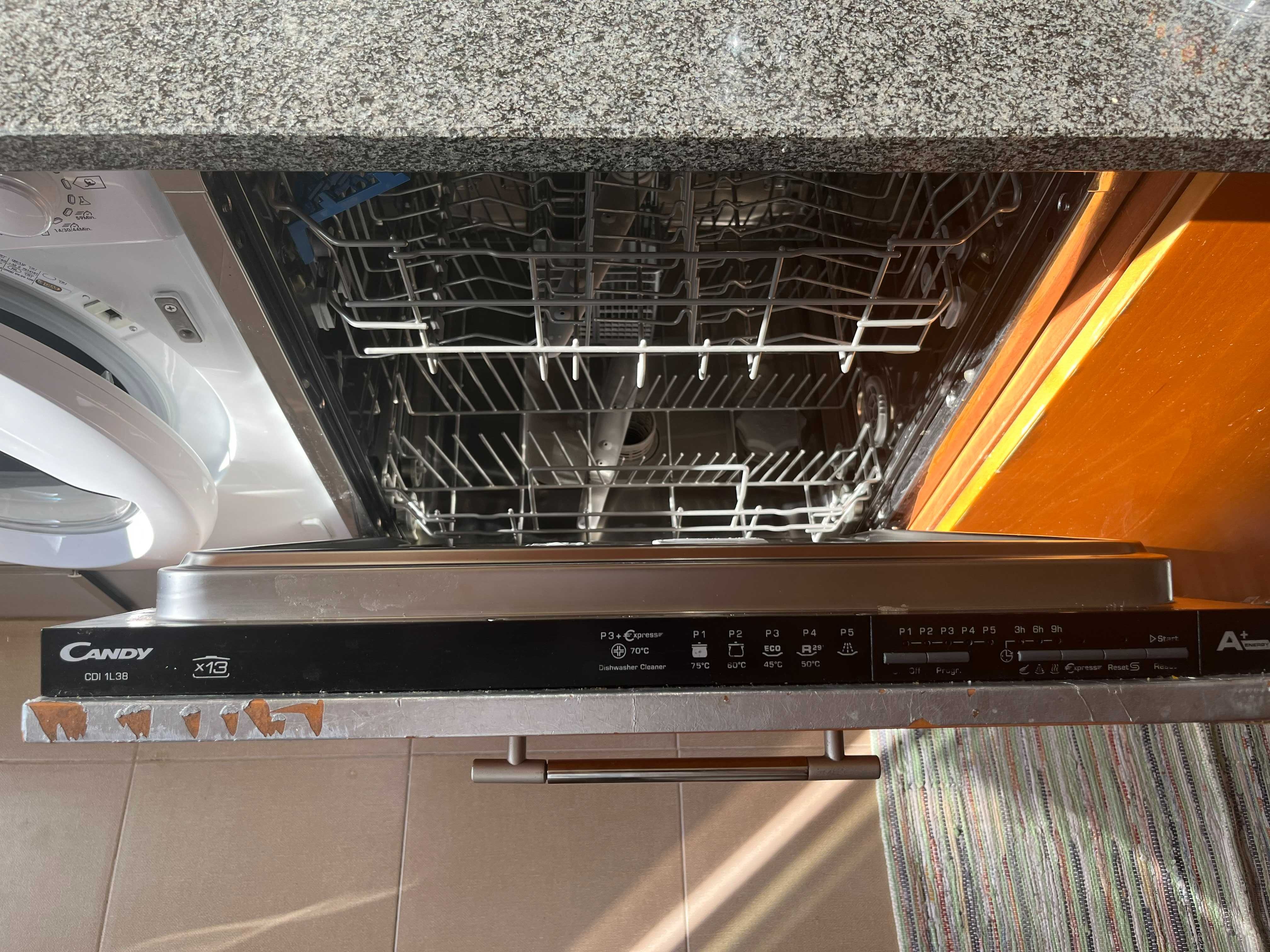 Máquina da loiça de encastrar Candy a funcionar mas com fuga de água