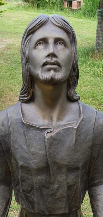 Posąg, figura Jezusa wykonana z mosiądzu.